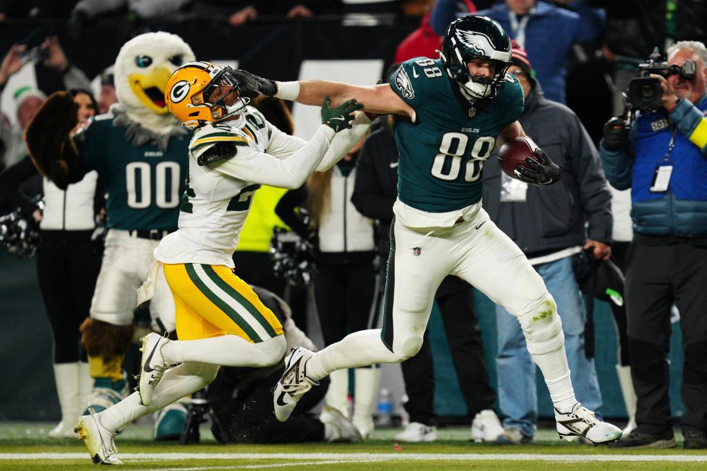 Hurts Leads Eagles to 22-10 Victory Over Packers with 2 TD Passes