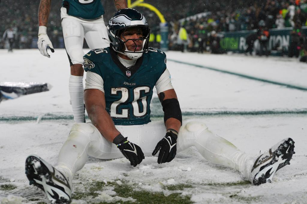 Barkley Shines with Two Long TD Runs as Eagles Edge Rams 28-22 in Snow