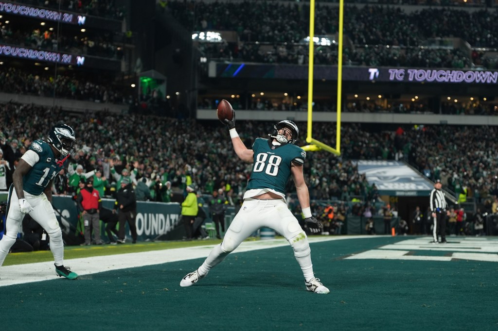 Hurts Leads Eagles to 22-10 Victory Over Packers with 2 Touchdowns