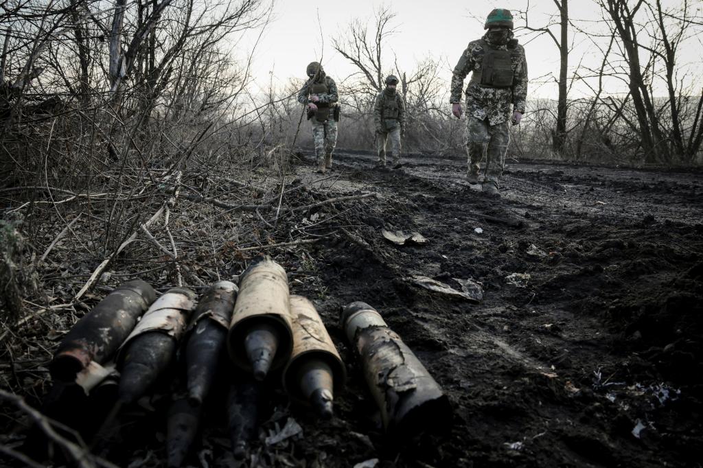 Russian Forces Bypass Key Stronghold to Cut Off Supplies, Says Ukrainian Officer