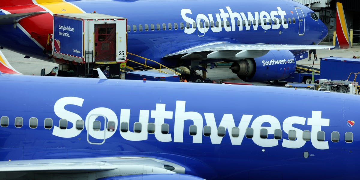 Southwest Airlines Halts Hiring as Staff Cuts Costs Amid Financial Pressure