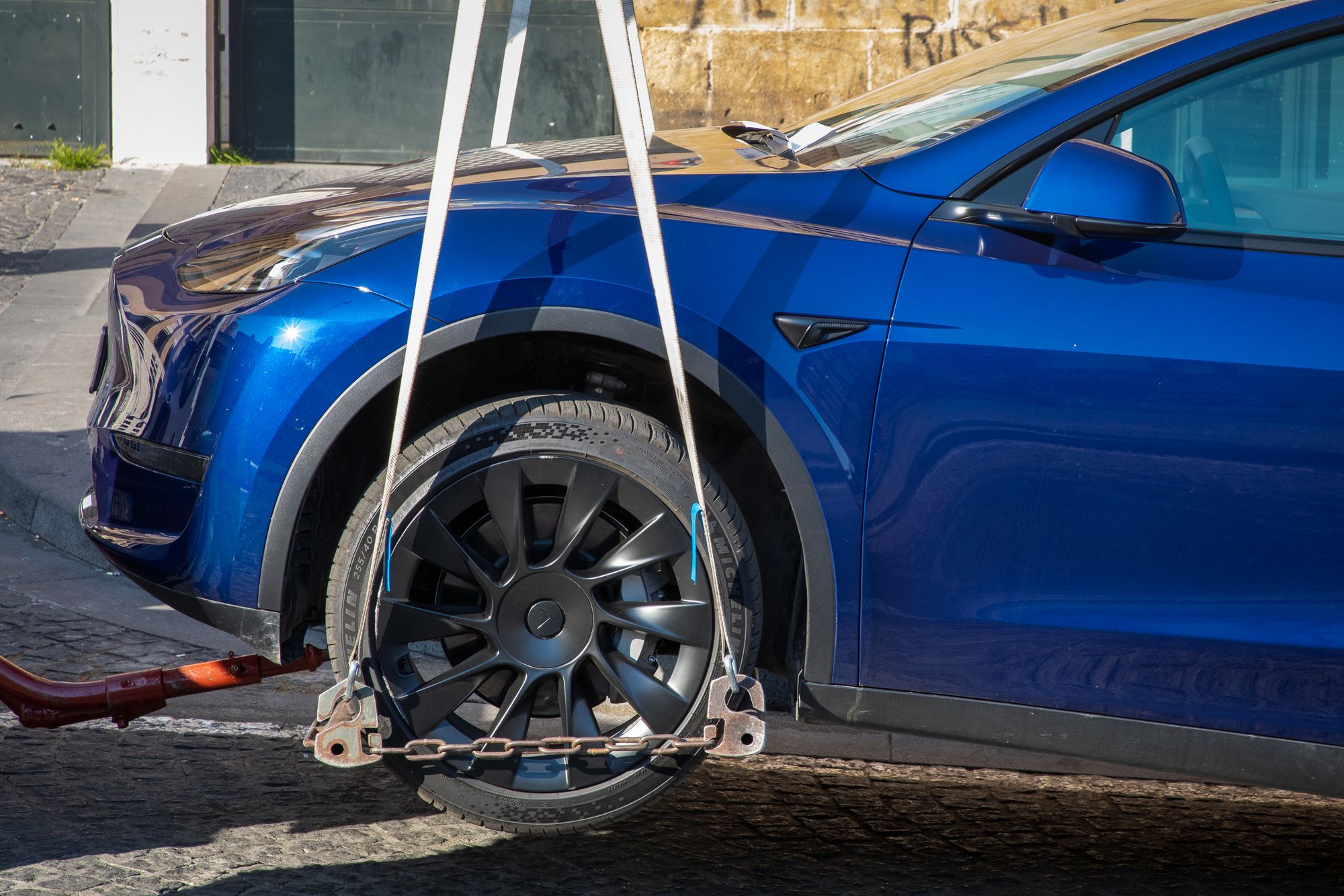 Tesla in Autopilot Mode Crashes into Plant Store in Mission District