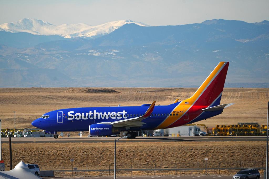 US Government Sues Southwest Airlines, Fines Frontier for Delayed Flights